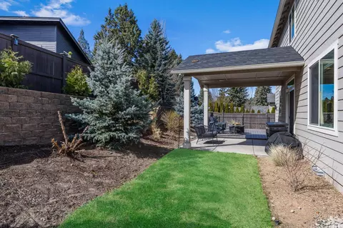 Exterior - 1801 NE Shadowcrest Way, Bend, OR 97701 photo 10 of 10