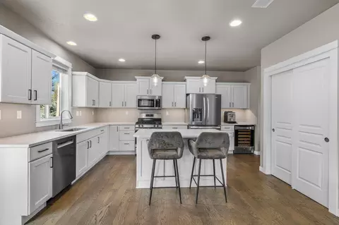 Kitchen - 1801 NE Shadowcrest Way, Bend, OR 97701 photo 2 of 5