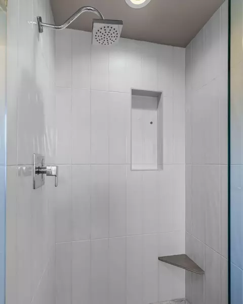 Bath - 1801 NE Shadowcrest Way, Bend, OR 97701 photo 6 of 8