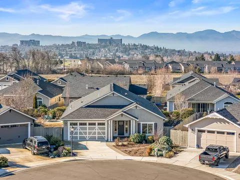 114 Connecticut Ct, Medford, OR 97504