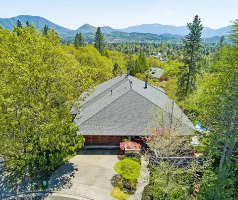 1630 NW Olmar Dr, Grants Pass, OR 97526
