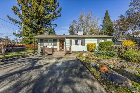 22 SW Elm St, Grants Pass, OR 97526