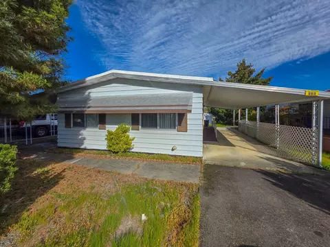 989 Rogue Lea Ln, Grants Pass, OR 97526