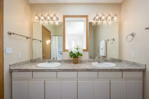 Bath - 64769 Saros Ln, Bend, OR 97703 photo 2 of 5