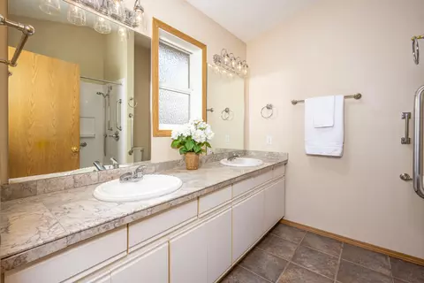 Bath - 64769 Saros Ln, Bend, OR 97703 photo 1 of 5