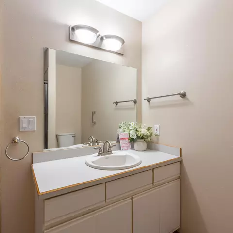 Bath - 64769 Saros Ln, Bend, OR 97703 photo 4 of 5