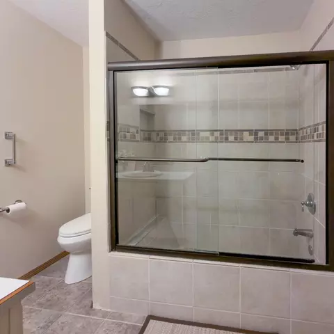 Bath - 64769 Saros Ln, Bend, OR 97703 photo 5 of 5