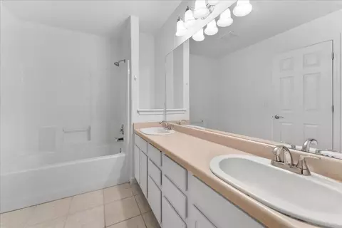 Bath - 647 Shadow Way, Central Point, OR 97502 photo 1 of 5