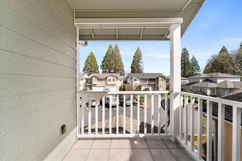 Exterior - 647 Shadow Way, Central Point, OR 97502 photo 2 of 4