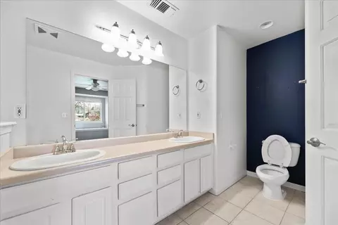 Bath - 647 Shadow Way, Central Point, OR 97502 photo 2 of 5