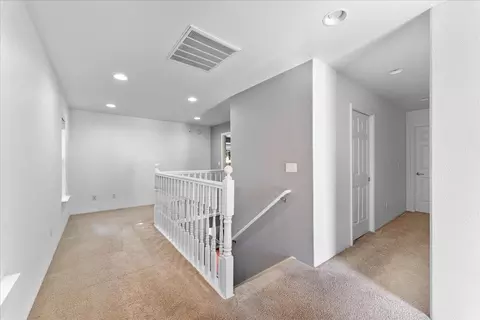 Entry Way - 647 Shadow Way, Central Point, OR 97502 photo 2 of 3