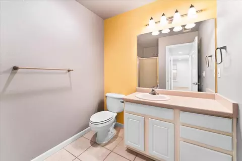 Bath - 647 Shadow Way, Central Point, OR 97502 photo 3 of 5