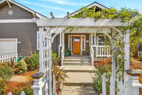 480 Parkside Dr, Ashland, OR 97520