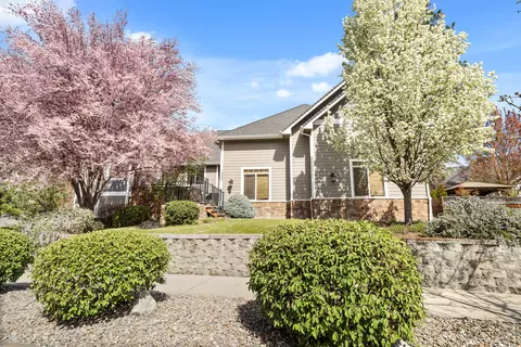1868 NW F St, Grants Pass, OR 97526