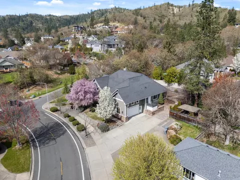 1868 NW F St, Grants Pass, OR 97526
