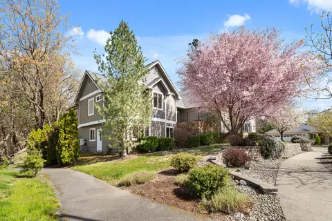 1868 NW F St, Grants Pass, OR 97526