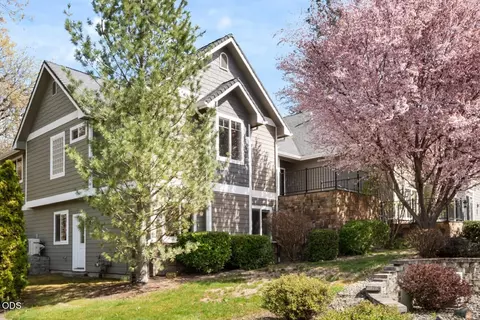1868 NW F St, Grants Pass, OR 97526