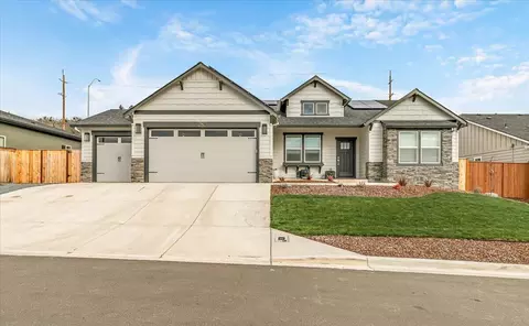 2782 High Cedars Ln, Medford, OR 97504