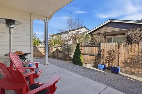 Exterior - 1227 NE Hoover Loop, Bend, OR 97701 photo 5 of 8