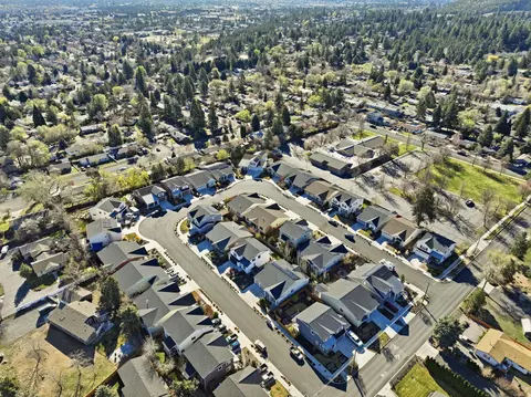 View/Area - 1227 NE Hoover Loop, Bend, OR 97701 photo 3 of 5