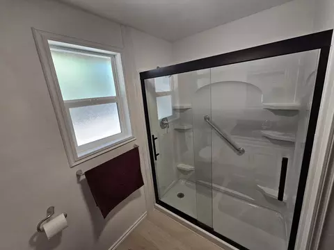 Bath - 51473 Hemlock Rd, La Pine, OR 97739 photo 2 of 2