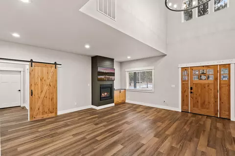 Living - 17008 Sharp Dr, Bend, OR 97707 photo 2 of 3