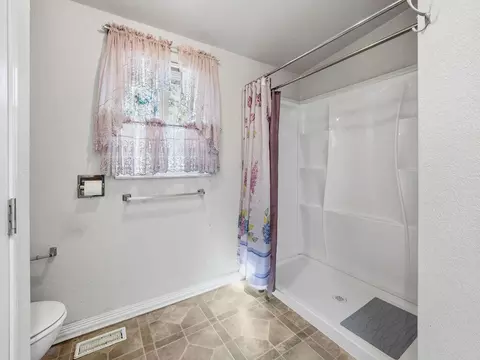 Bath - 15531 Green Wing Loop, Keno, OR 97627 photo 2 of 4