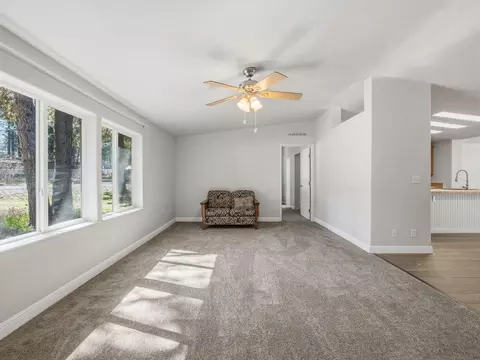 Living - 15531 Green Wing Loop, Keno, OR 97627 photo 5 of 6
