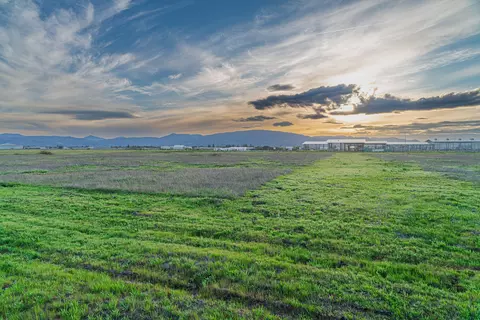 4676 Industry Dr, Medford, OR 97502