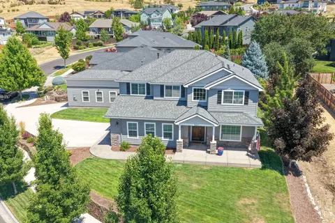 661 Forest Ridge Dr, Medford, OR 97504