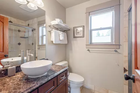 Bath - 17822 Big Leaf Ln, Sunriver, OR 97707 photo 3 of 4