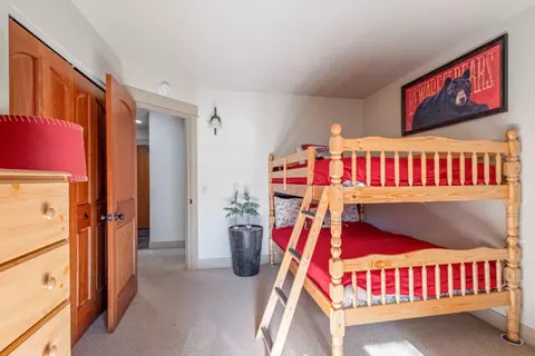 Bedroom - 17822 Big Leaf Ln, Sunriver, OR 97707 photo 6 of 8