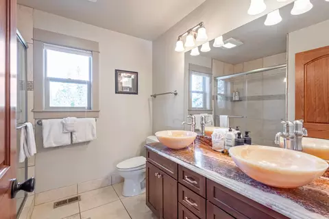 Bath - 17822 Big Leaf Ln, Sunriver, OR 97707 photo 1 of 4