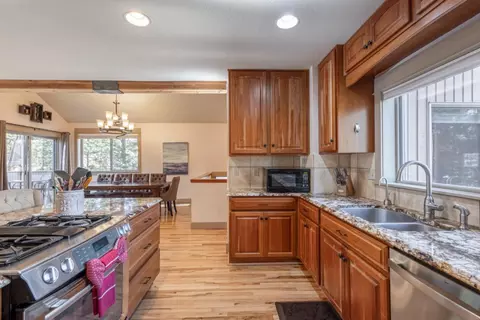 Kitchen - 17822 Big Leaf Ln, Sunriver, OR 97707 photo 3 of 4