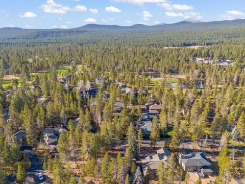 View/Area - 17822 Big Leaf Ln, Sunriver, OR 97707 photo 3 of 3