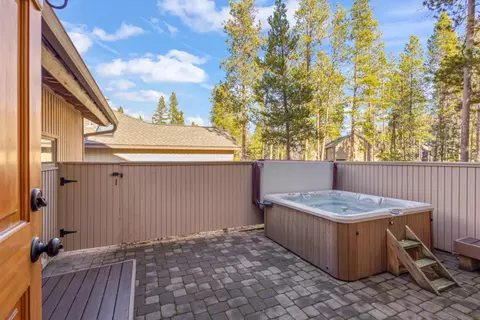 Exterior - 17822 Big Leaf Ln, Sunriver, OR 97707 photo 2 of 11