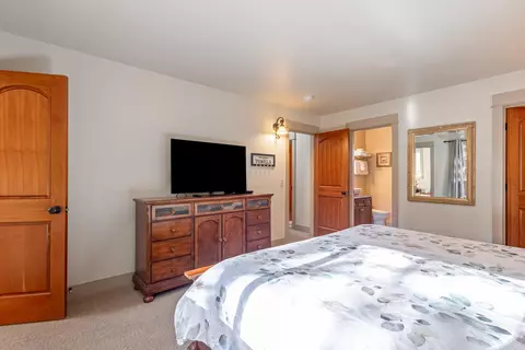 Bedroom - 17822 Big Leaf Ln, Sunriver, OR 97707 photo 8 of 8