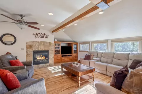 Living - 17822 Big Leaf Ln, Sunriver, OR 97707 photo 2 of 5