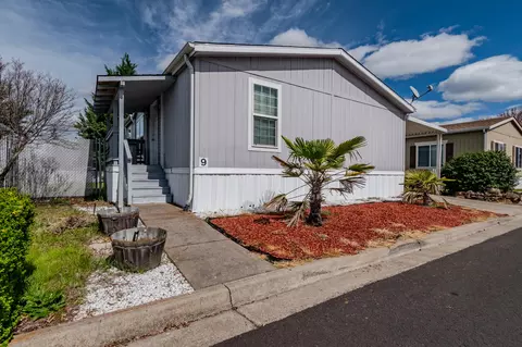 2552 Thorn Oak Dr #SPC 9, Medford, OR 97501