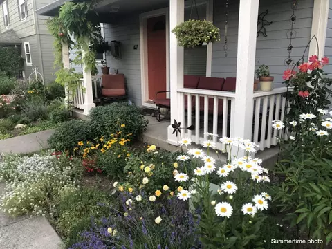 827 Blackberry Ln, Ashland, OR 97520