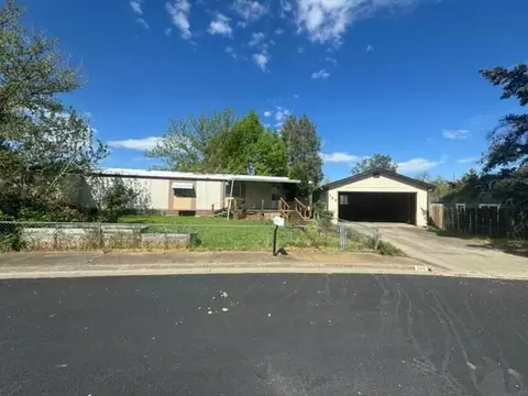 385 Taylor St, Talent, OR 97540