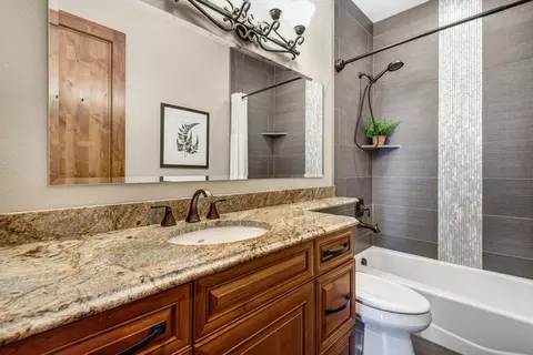 Bath - 3363 NW Starview Dr, Bend, OR 97703 photo 4 of 5