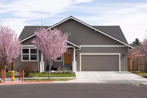 450 NE Oak Ct, Redmond, OR 97756