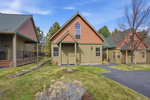 8831 Cliff Swallow Dr, Redmond, OR 97756