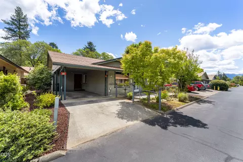 714 Brookside Cir, Rogue River, OR 97537