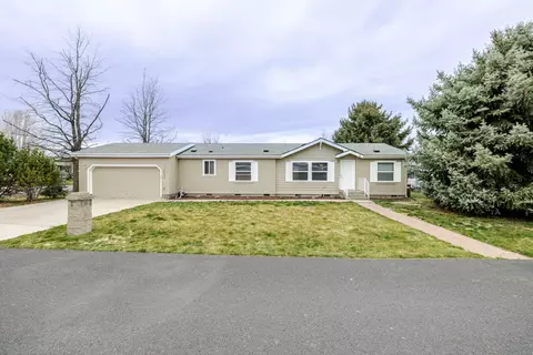 2051 NE Uintah Ct, Redmond, OR 97756
