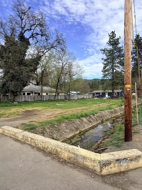 237 S Caves Ave, Cave Junction, OR 97523