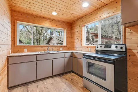Kitchen - 159 Bloom Rd, Wolf Creek, OR 97497 photo 1 of 2