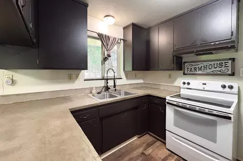 Kitchen - 101 Cascade Dr, Cave Junction, OR 97523 photo 2 of 5