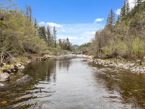 3134 W Evans Creek Rd, Rogue River, OR 97537